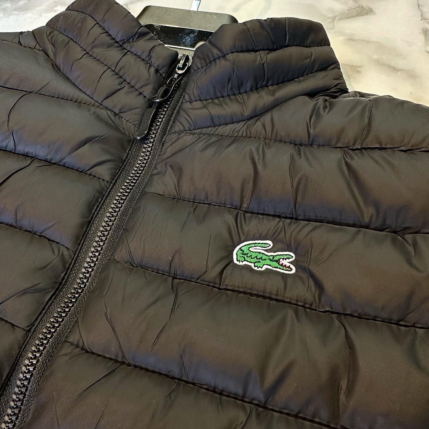 LACOSTE - ΜΑΥΡΟ ΑΜΑΝΙΚΟ ΜΠΟΥΦΑΝ 2025