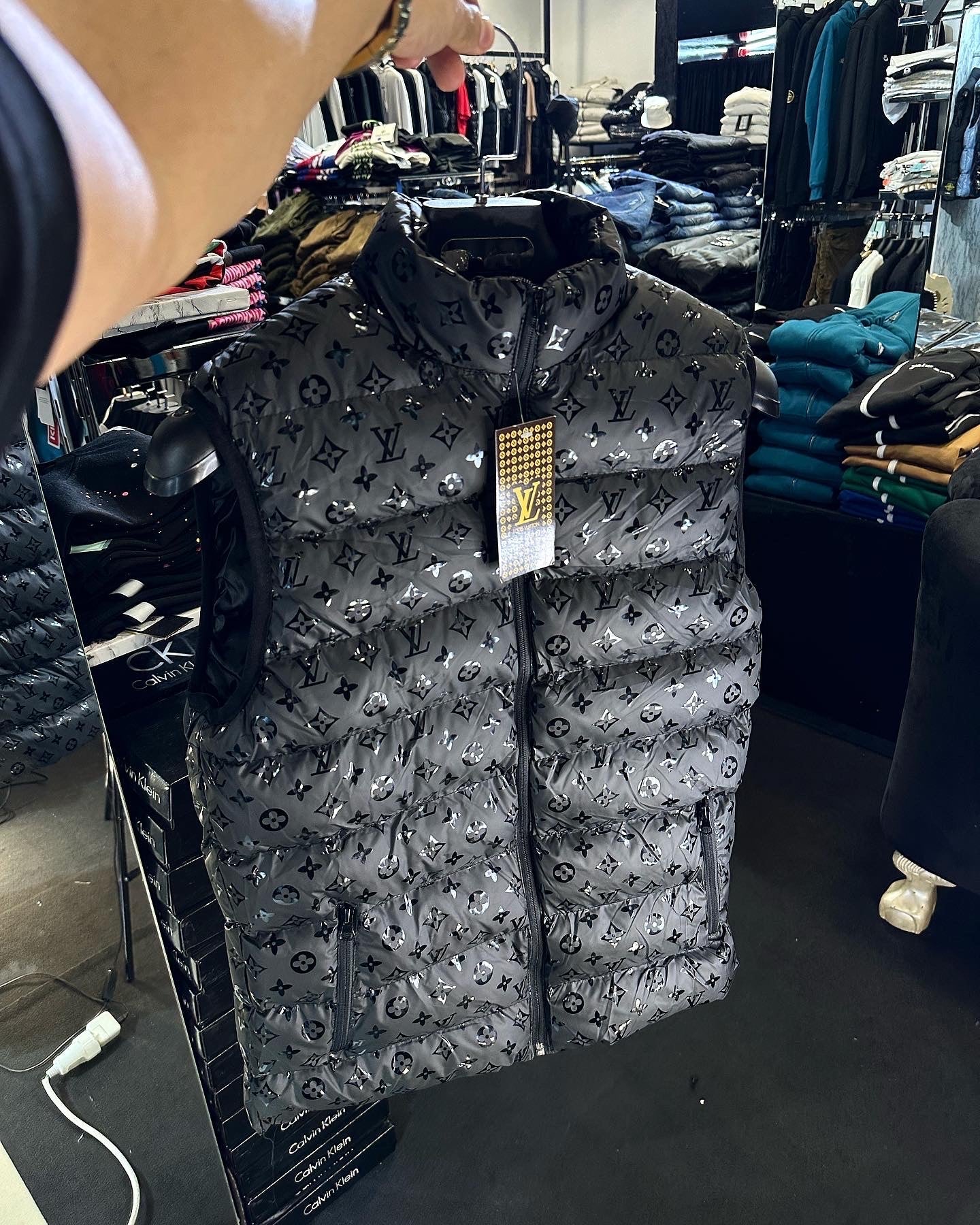 Louis Vuitton Αμάνικο LV