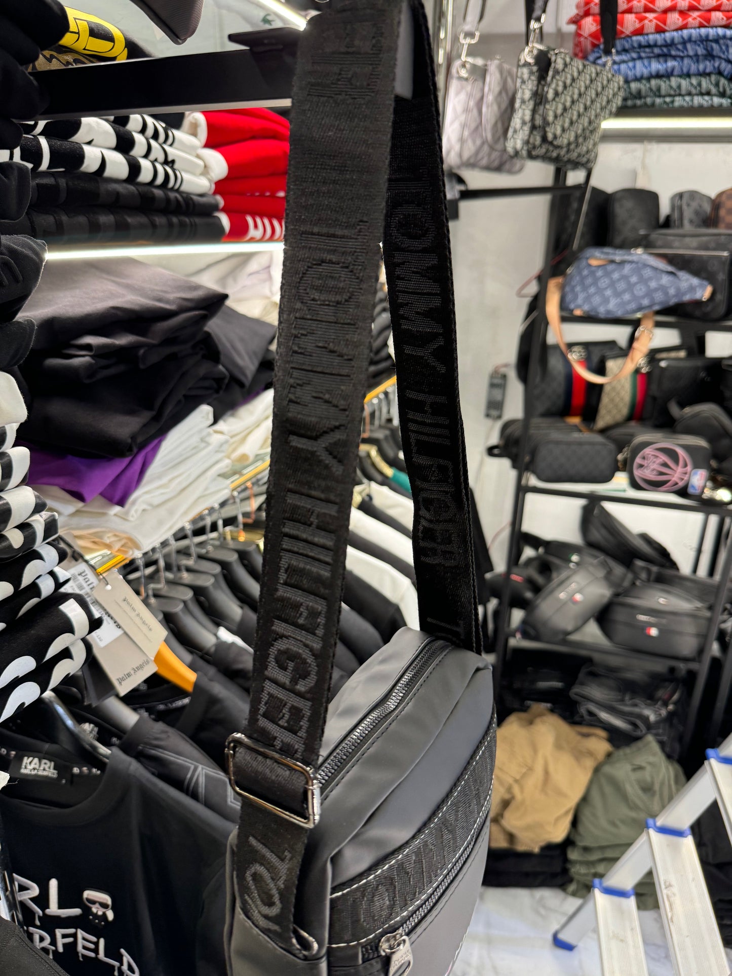 ΤΣΑΝΤΑΚΙ - TOMMY