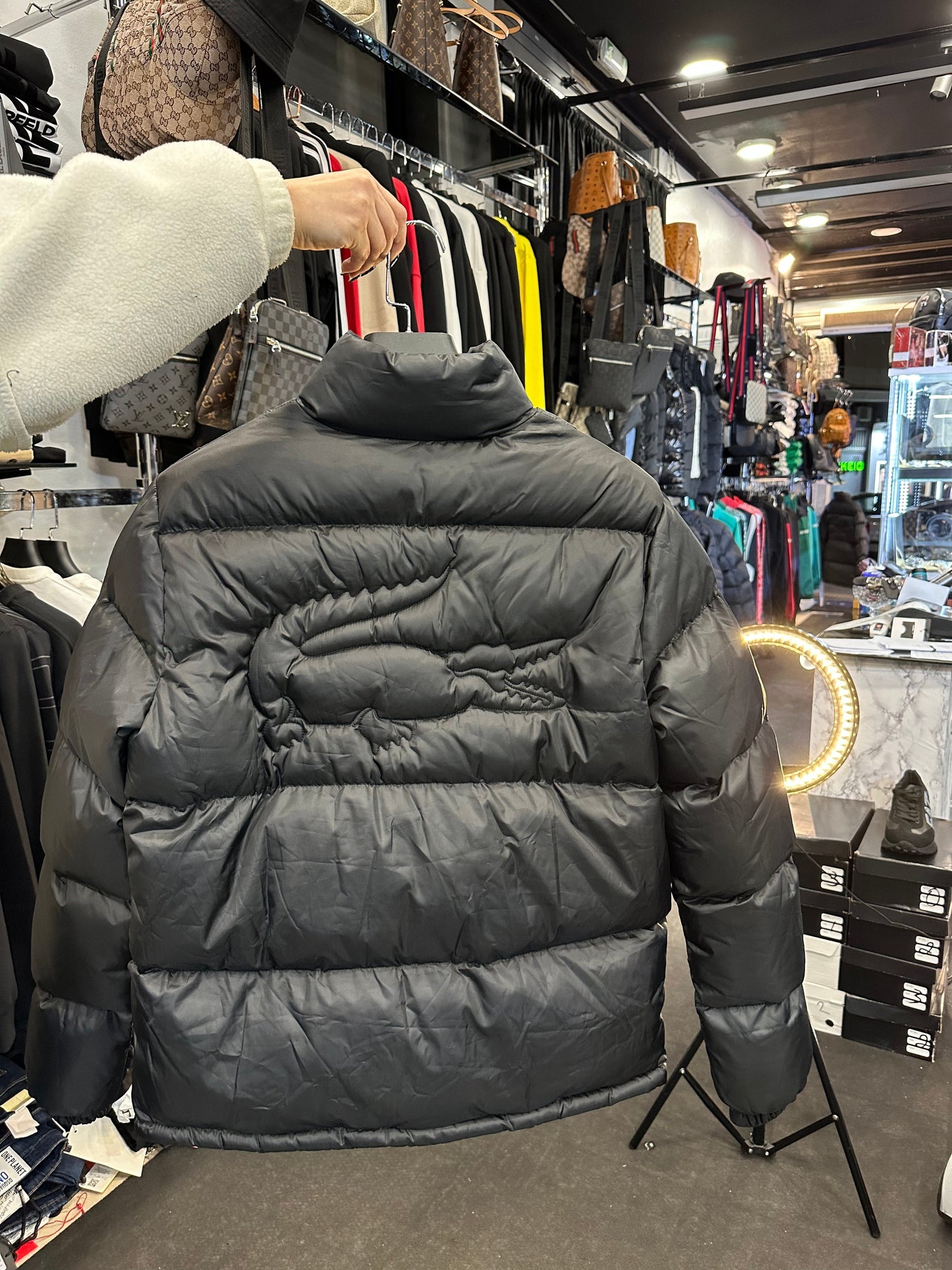 LACOSTE ΜΑΥΡΟ ΜΠΟΥΦΑΝ